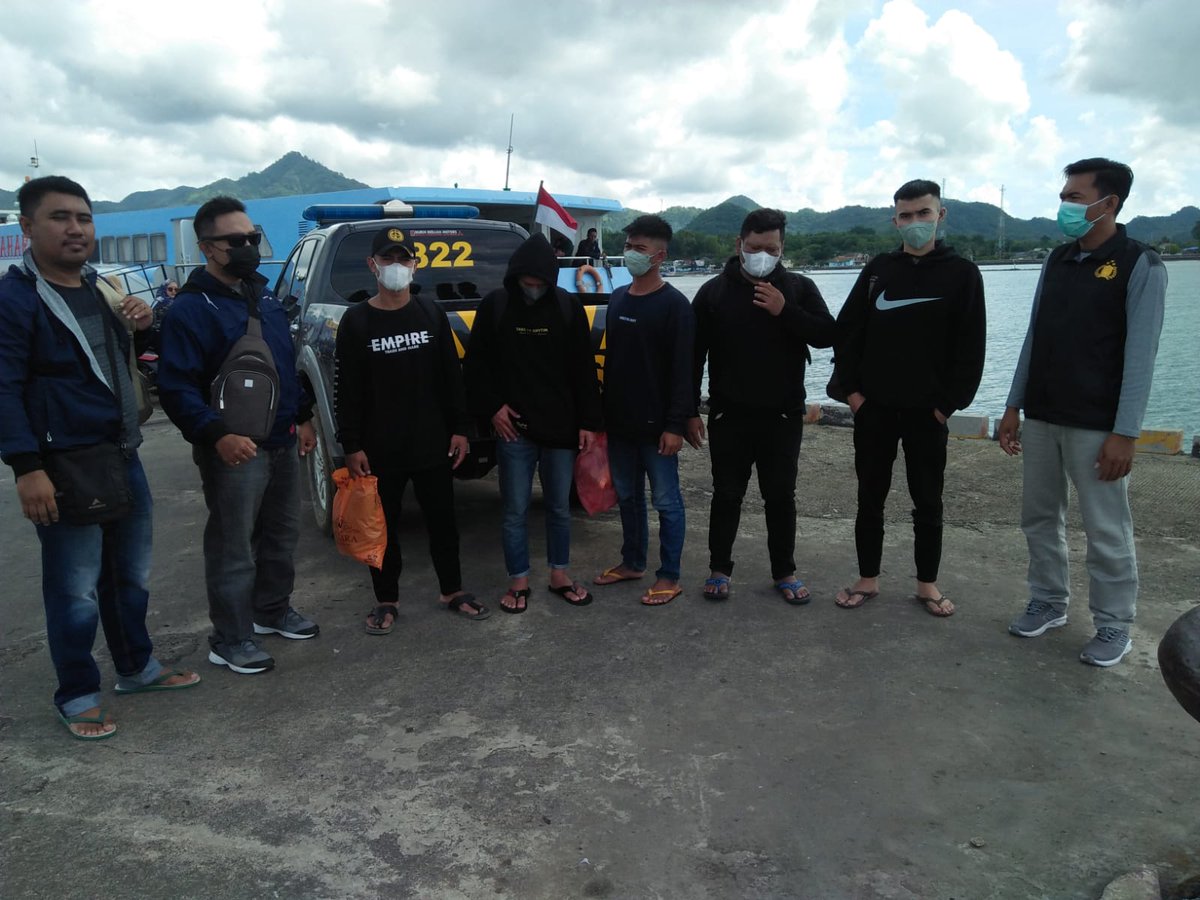 3 Pelaku dan 2 Penadah Pencurian di SDN Batusendi Bawean dilimpahkan ke Polres Gresik <a href="/ListyoSigitP/">Listyo Sigit Prabowo</a> <a href="/DivHumas_Polri/">Humas Polri</a> <a href="/HumasPoldaJatim/">𝐇𝐔𝐌𝐀𝐒 𝐏𝐎𝐋𝐃𝐀 𝐉𝐀𝐖𝐀 𝐓𝐈𝐌𝐔𝐑</a> <a href="/HumasGresik/">humas polres gresik</a>
mediabawean.com/2022/11/3-pela…