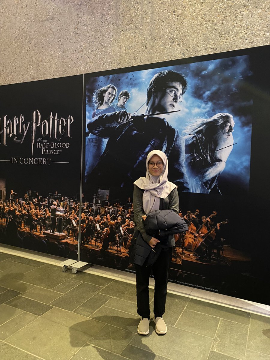 hedwigzzz's tweet image. Recap kemarin!
Jujur merinding banget. Masuk venue udah rame bgt. Dari anak2 sampai kakek nenek, semua ada. Dari semua seri HP, Half-Blood Prince itu favorit aku (buku jg filmnya).
#HarryPotterInConcert

Lanjut cerita di bawah yaa. Plus ada dokumentasi yg bikin tambah merindinggg