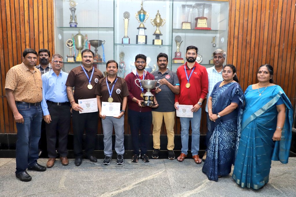 GMSRailway's tweet photo. Southern Railway Chess Team bagged Gold in 34th All India Railway Chess Championship held in Visakhapatnam  

Congratulations Team SR for the great show - Vignesh N.R, Sai Agni Jeevithesh, Nitin S, Ratnakaran.K,  Muralikrishnan B.T, Mari Arul. S (Captain) Ravichandran V (Coach) https://t.co/escY0DRT2k