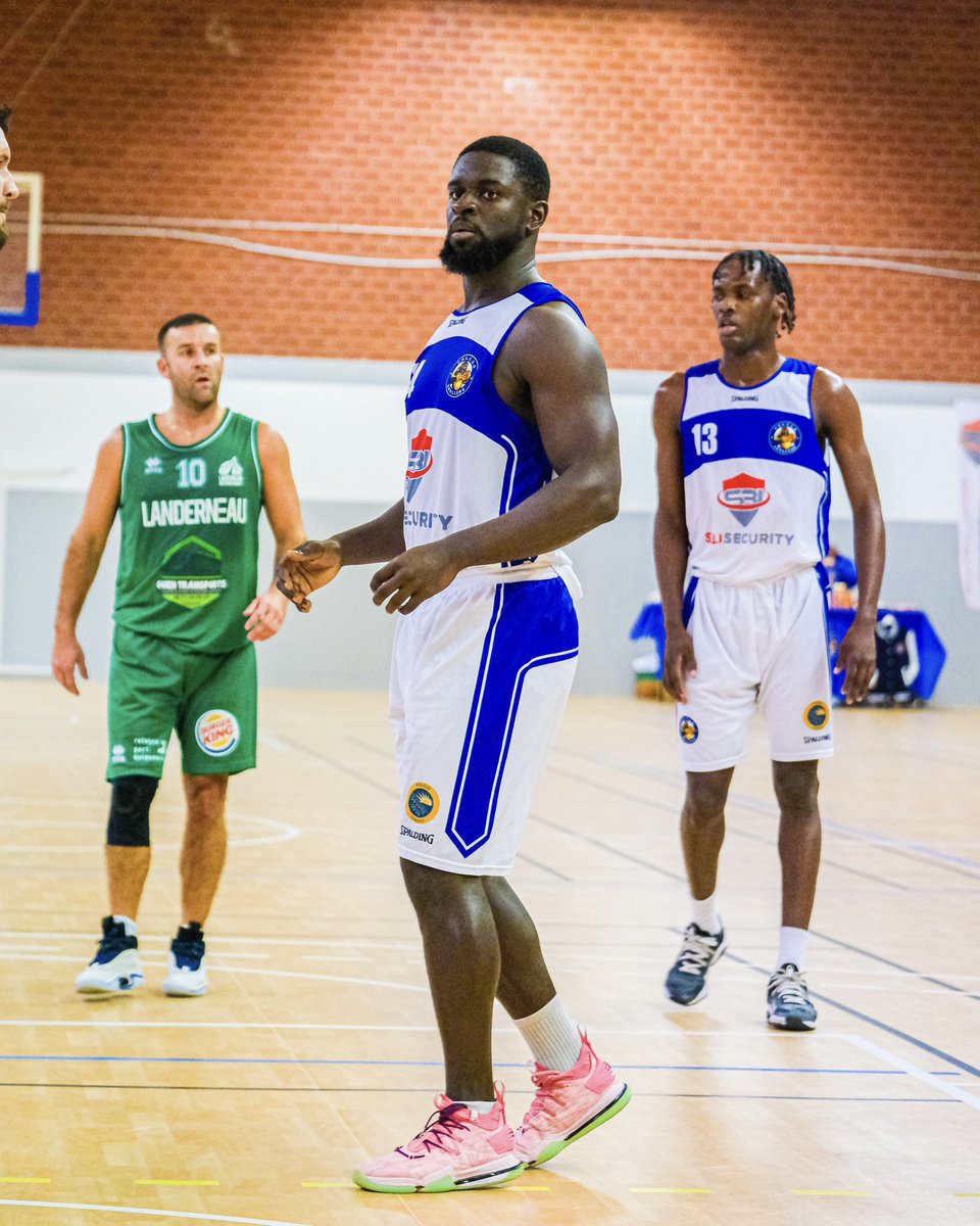 Folclobasket's tweet photo. Retour en photo du Wk ! 

🔵🟡 𝗙.𝗢.𝗟.𝗖.𝗟.𝗢 🟡🔵

#folclo #basket #folclobasket #basketball #sport #lorient #morbihan #bretagne #france #ffbb #championnat #victoire #district #equipe #quartier #kervenanec https://t.co/myizPKE70u