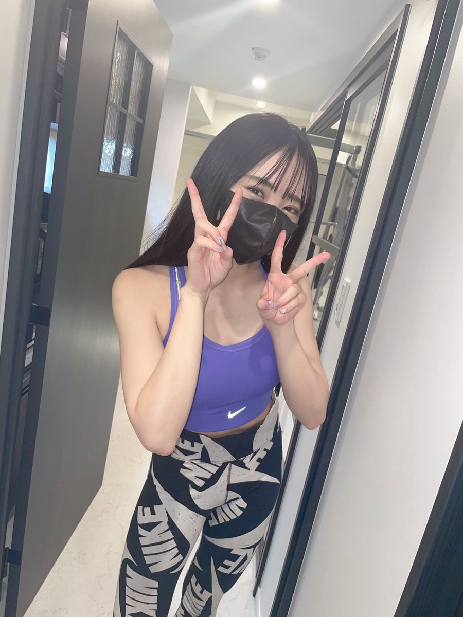 今日も今日とてトレーニング！！❤️‍🔥

めっちゃヒーヒー言ってしまう😂😂😂ww

でも、藍子先生の美ボディ見ると
まじ頑張ろって思える🥲🥲🥲❗️❗️❗️

あとめっちゃ褒めてくれる🥲❗️

食事制限もなんとか続いてるし、がんばる🥲❗️

いつかビフォーアフター出すんだ！😤😤