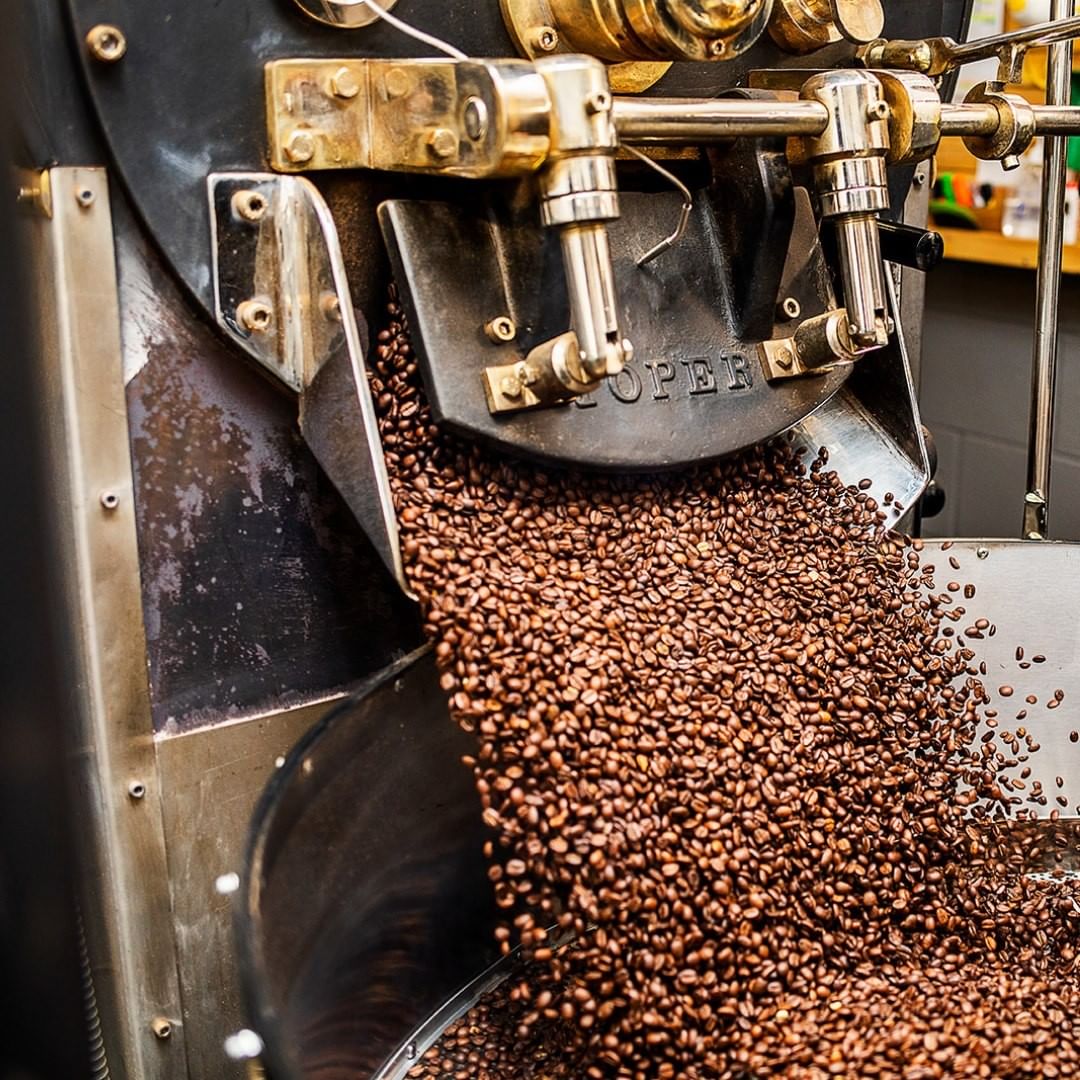 greenfarmcoffee's tweet photo. Our roastery is on fire these days 🔥

We keep our roast batches small so we are able to keep our quality high, as well as ensuring our coffee remains as fresh as possible. Even with smaller batches, our wholesale orders are roasted and delivered in good time and great quality! https://t.co/lNYLD3W7hh