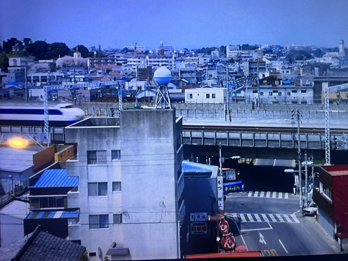 nvfdy's tweet photo. 森田芳光監督のメイン・テーマ観てたら浜松のシーンがあって、めちゃ近所のもつの村上が映ってた。て事は多分左の端に見えてるの成子ビルじゃない？桃井かおりや薬師丸ひろ子が近所に来てたとはねえ。他にも浜名湖やホテルエンパイアでロケしてたり。1984年。 https://t.co/dSaus7D9gc