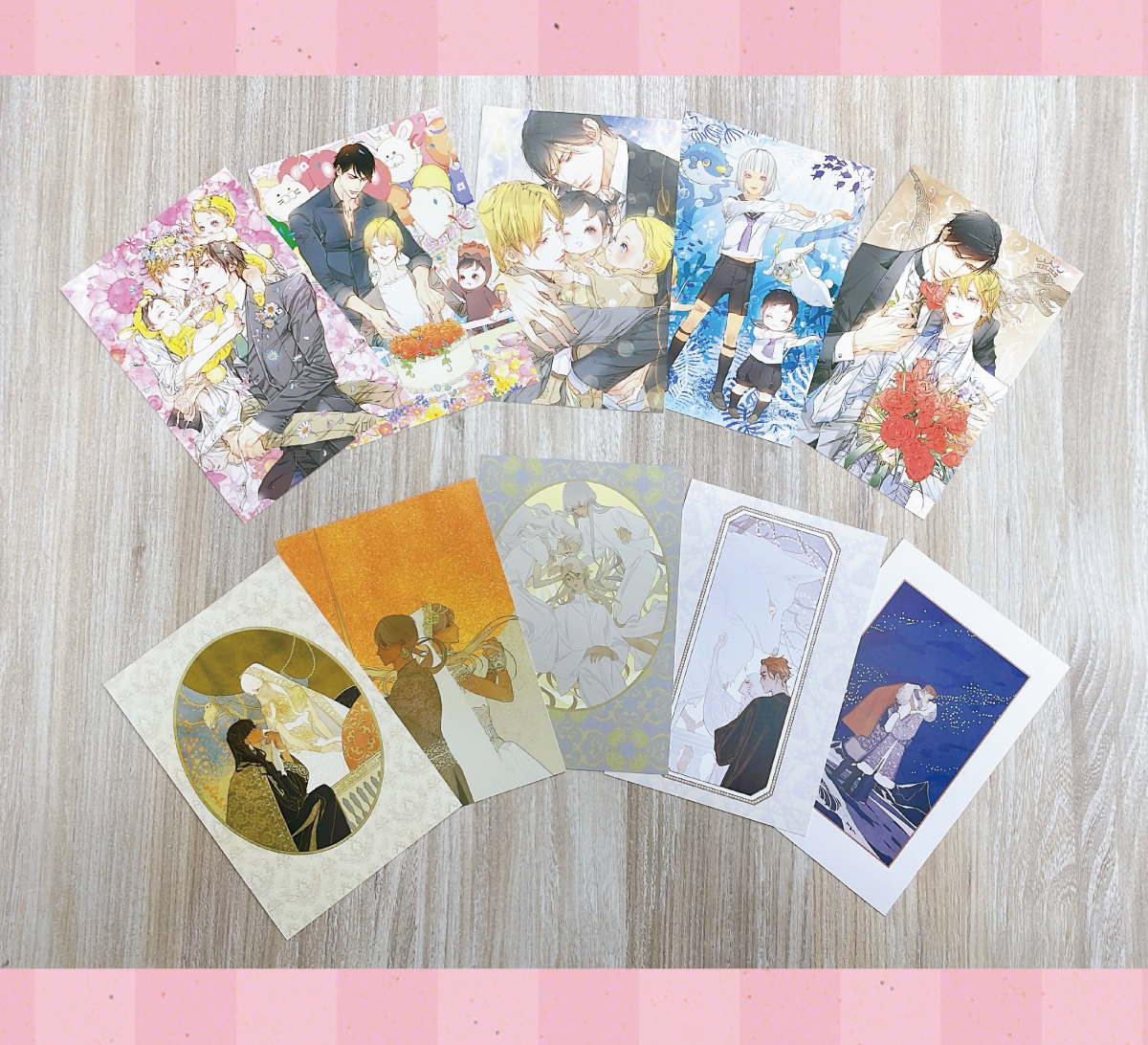 chara_tokuma's tweet photo. ポストカードセット🖼️ˎˊ˗
━━ｖ━━━━━━━━━
人気シリーズ𝟓作品📚の
ポストカードが
【作品ごとに𝟓枚𝟏セット】で登場🙌

収録される美麗イラスト✨を
ぜひチェックしてください☺️❤️

飾るもヨシ、お土産にするもヨシ❕ https://t.co/h12vlXKR9q