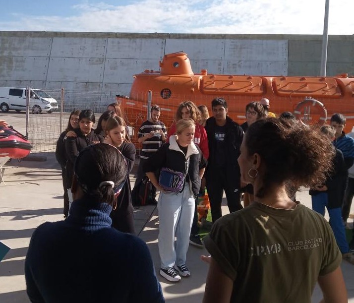 ICMCSIC's tweet photo. 🌊L'altre dia, les nostres companyes del @paticientific van estar a l'Espai Vela de la @FNB_UPC apropant l'oceanografia l'alumnat!

⚓️Aquí algunes imatges de la jornada, en què van aprendre a fer perfils de temperatura, batimetria i a mostrejar miscroplastics.

 @BCN_digital https://t.co/5W7oYHT2Ra