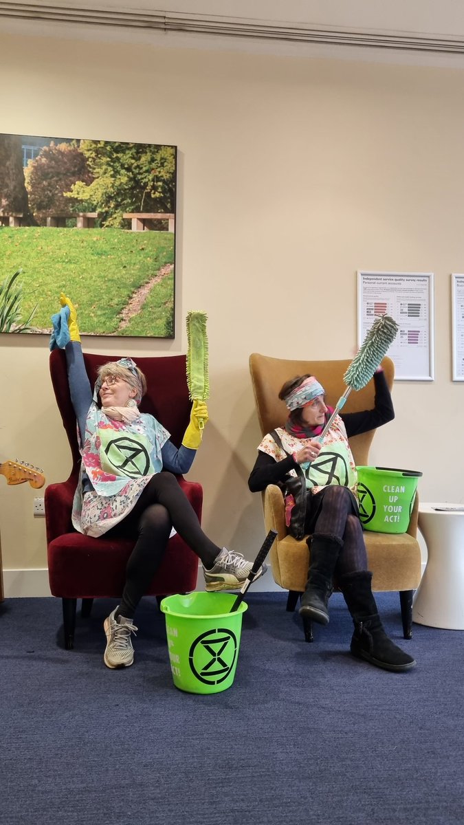 r3nton777's tweet photo. We think @Barclays needs a clean up! #betterwithoutbarclays #climateaction #banking #ExtinctionRebellion @ExtinctionR @XR_Reading https://t.co/lCm8szbY6L