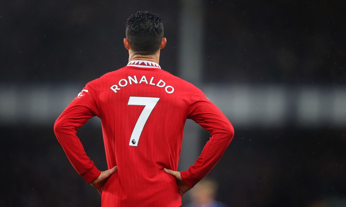Cristiano Ronaldo definiu que irá se aposentar quando fizer 40 anos. 

Em fevereiro ele fará 38 anos, ou seja, só teremos mais 2 aninhos de Cristiano Ronaldo jogando futebol. 

Como eu queria voltar no tempo e assistir tudo de novo… Eternamente o meu maior ídolo. 🥺