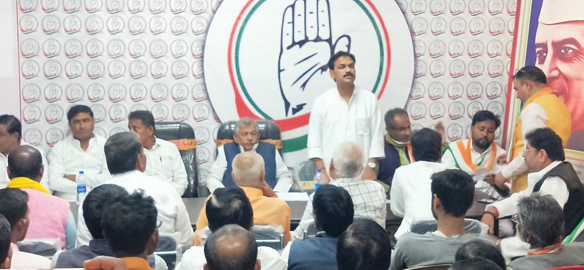 VikasmishraINC's tweet photo. प्रान्तीय अध्यक्ष माननीय अनिल यादव जी के उपस्थिति में कार्यकर्ता बैठक हुई सम्पन्न। पुष्पांजलि अर्पित कर मनाई गई नेहरू जी की जन्म जयन्ती।
#BharatJodaYatra 
@shubhamcongres 
@VirendraUPCC https://t.co/R0v8cu8QQ5