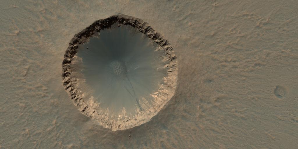 HiRISEBot's tweet photo. Crater near Opportunity landing site - https://t.co/hCWb8QOj54 https://t.co/Y3PziU6Lom