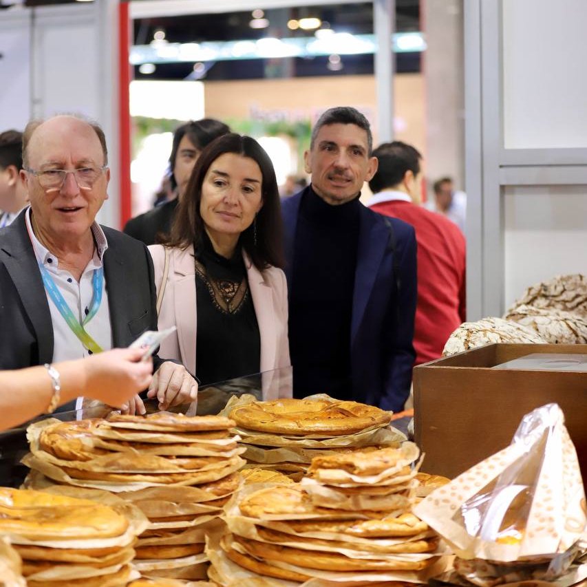 CsCValenciana's tweet photo. 🧑‍🍳 Nuestra síndica @rut_merino y el diputado @CGraciaCalandin visitan Feria Mediterránea Gastrónoma.

👉 La gastronomía mediterránea es ejemplar, un valor para sentirnos orgullosos y exhibir al mundo.

🍊 Productos de gran calidad y enormes cocineros. Dieta saludable y pasión. https://t.co/MQMHQUsiT3