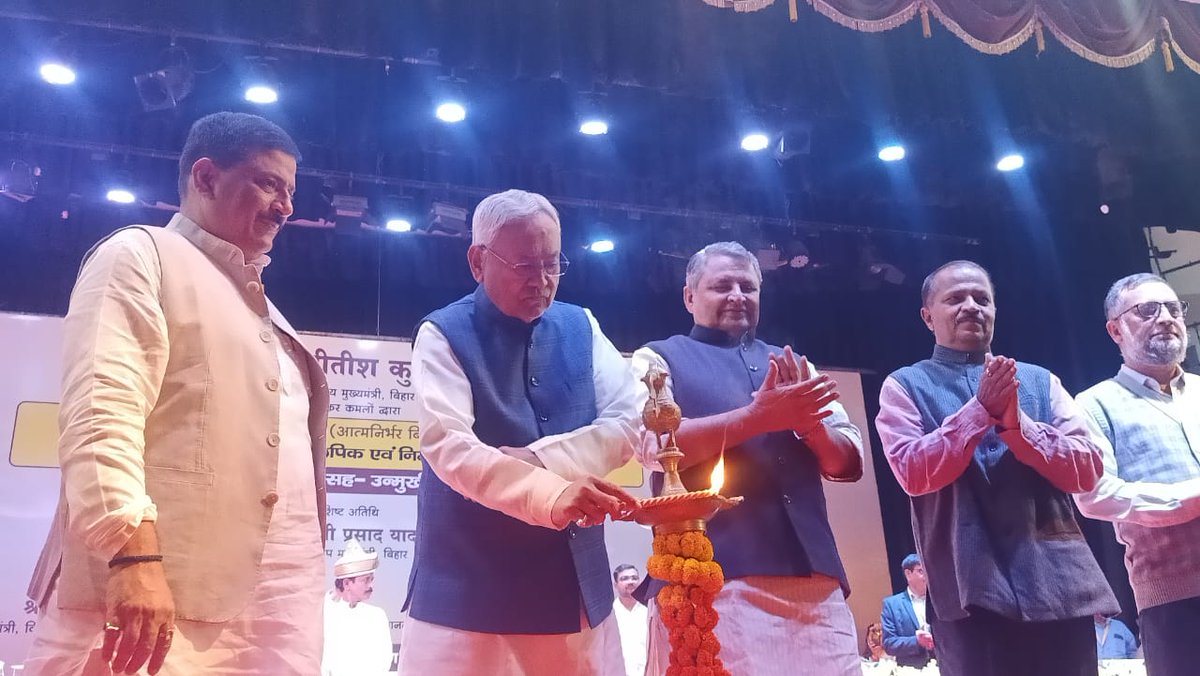 SanjayJhaBihar's tweet photo. 1006 परिवारों के लिए आज खुशी का बड़ा दिन है।

आज #पटना में आयोजित भव्य समारोह में मा० सीएम श्री @Nitishkumar ने जल संसाधन विभाग में नवनियुक्त 1006 कर्मियों को नियुक्ति पत्र वितरित किया।

समारोह में मा० डिप्टी सीएम श्री @yadavtejashwi, मा० मंत्री श्री @VijayKChy के साथ शामिल हुआ। https://t.co/dhW1QAIrMv