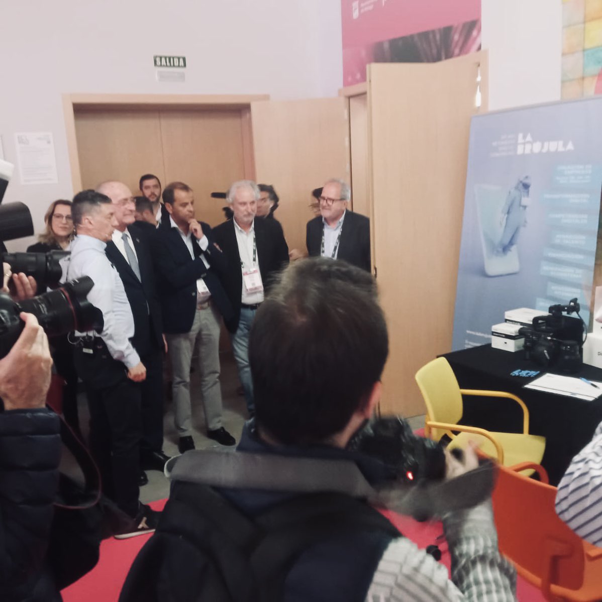 Ya estamos por el #4ksummit <a href="/javierue4/">JavierJurado</a> en <a href="/PoloDigitalMLG/">Polo Nacional de Contenidos Digitales</a> y no vais a creer lo que acabamos de probar con <a href="/pacodelatorrep/">Paco de la Torre</a> <a href="/LaBrujulaXR/">La Brújula XR</a> y <a href="/NokiaSpain/">Nokia Spain</a> 

¡ES UN E-PERRETEEEEE!🐶
#malaga #hagamosalgoepico