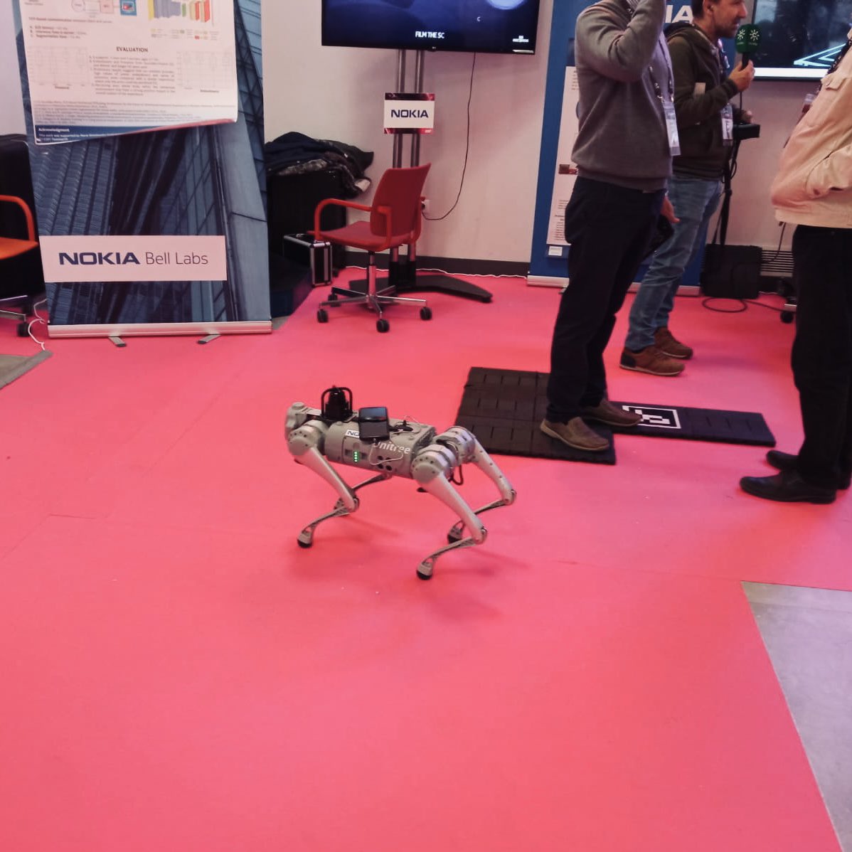 UTHUBformacion's tweet photo. Ya estamos por el #4ksummit @javierue4 en @PoloDigitalMLG y no vais a creer lo que acabamos de probar con @pacodelatorrep @LaBrujulaXR y @NokiaSpain 

¡ES UN E-PERRETEEEEE!🐶
#malaga #hagamosalgoepico https://t.co/RCwvpTjpJH