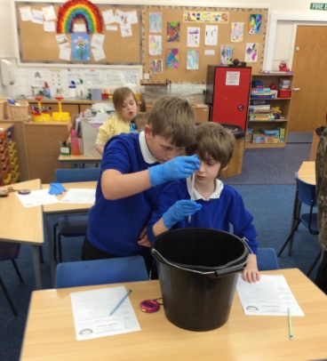 AberlemnoPS's tweet photo. Our P3-7 took part in the BBC Science Live Lesson last week linked to Frozen Planet II, filmed on board RRS Discovery.  We followed up the lesson by conducting our own science experiments to see how the blubber keeps the arctic animals warm #AimingHigh #FrozenPlanet2 @BBC_Teach https://t.co/1KL8CqpPwe