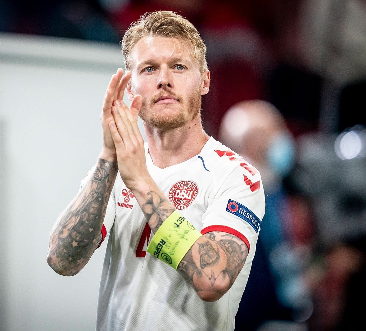 YarielSurez3's tweet photo. Simon Kjaer juega al fútbol desde los 4 años. Se inició en el Lund IF, cercano a su natal Horsens. A los 15 años ingresó en la academia de Midtjylland, club donde su padre era utilero. Pese a no mostrar un talento natural su determinación le permitió convertirse en profesional.🧵 https://t.co/tVqrrQu146