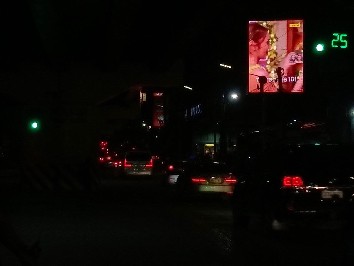 mamanelfdr's tweet photo. So ayun na nga ang daming ganap namin today.Paguwi namin nag decide kaming dito dumaan sa may Edsa GMA  at OMG!!! as in napa OMG talaga kami!🤩Alam niyo ba kung bakit?Nakita kasi namin itong Yellow Christmas greeting from Kathryn Bernardo along EDSA GMA! At ang Ganda!🌟💛 https://t.co/liMiN4ht5Z