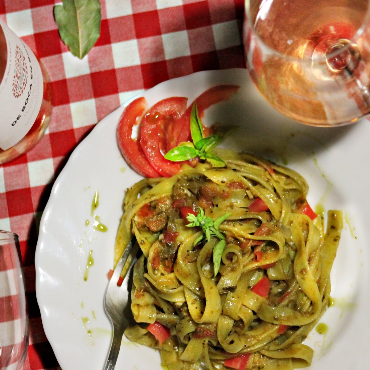 Un buen maridaje parte de una materia prima de calidad, si a esto se le suma un vino que complementa a la perfección y equilibra sabores aportando esa frescura en boca tan agradable.

¿Con qué maridarías tu plato favorito de pasta?🍷

#maridajecreativo #Pasta #Pesto #Rosado