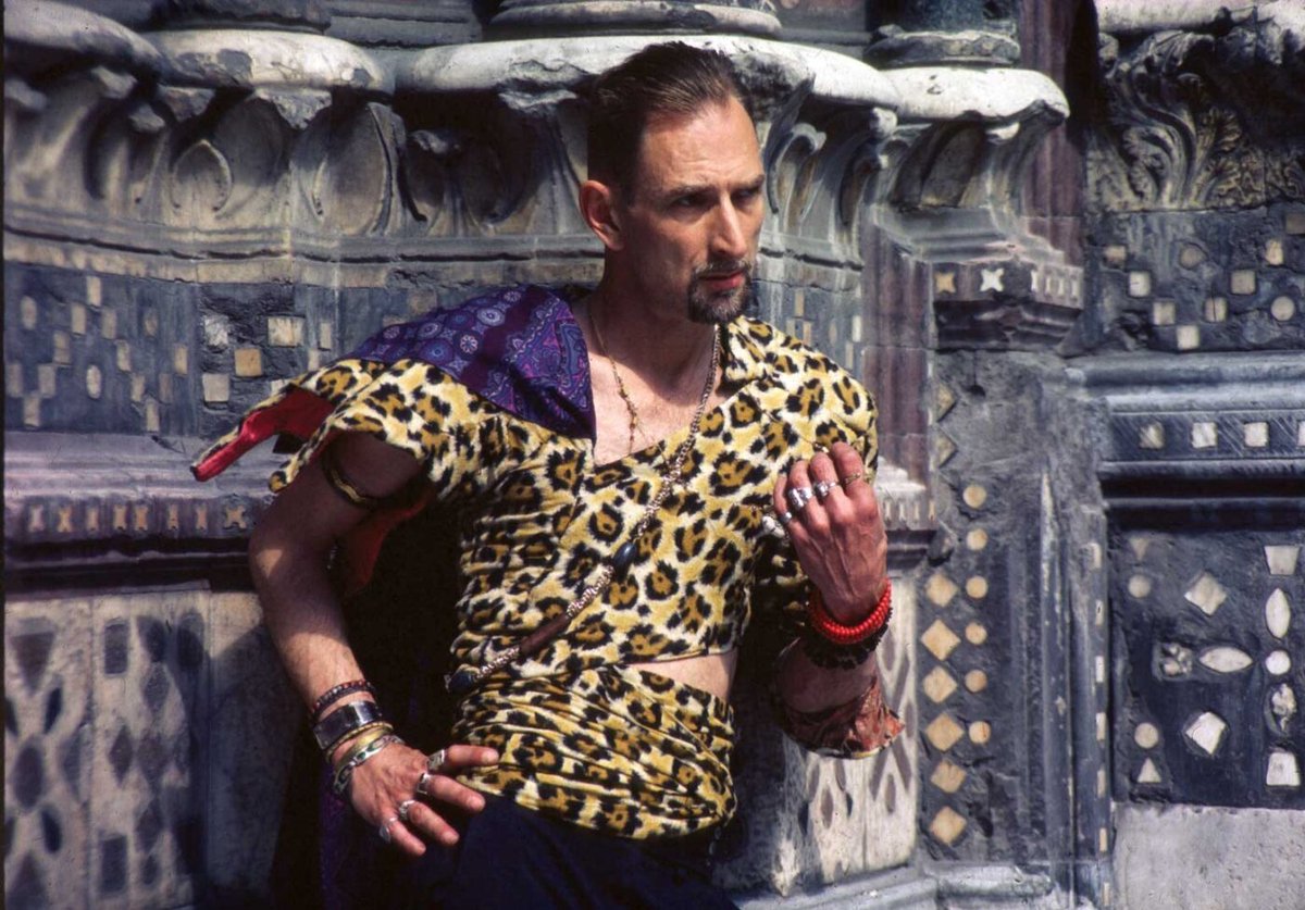 bitter69uk's tweet photo. 1/ Born on this day 90 years ago: American performance artist, photographer, one of the architects of underground queer cinema and all-round twisted visionary, Jack Smith (14 November 1932 – 18 September 1989). #JackSmith #FlamingCreatures #LobotomyRoom #queercinema #kitsch #camp https://t.co/AoBdQdjTjZ