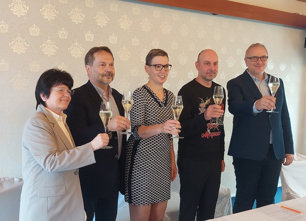 Koaliční smlouva v Hradci Králové je podepsána 🖊️
Primátorkou města bude naše předsedkyně <a href="/PSpringerova/">Pavlína Springerová</a>, náměstkem pro rozvoj města, investice, ochranu klimatu, energetiku a dotace za TOP 09 - Hradec Králové Lukáš Řádek.