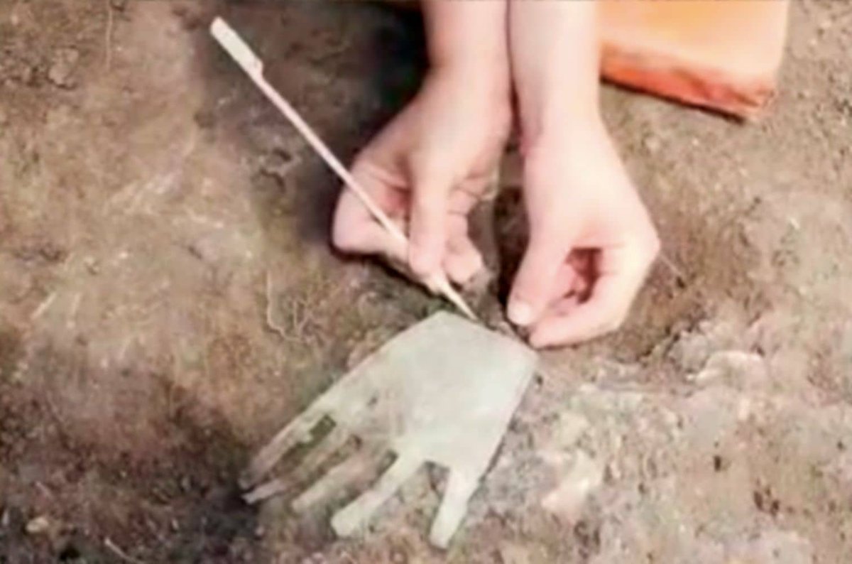 aranzadi's tweet image. Sorioneku‼️
La escritura en la mano
Una mano de bronce, con 2.000 años de antigüedad, recuperada en el yacimiento del poblado vascón de Irulegi

👉aranzadi.eus
@gob_na #aranguren #irulegi #irulegikoeskua