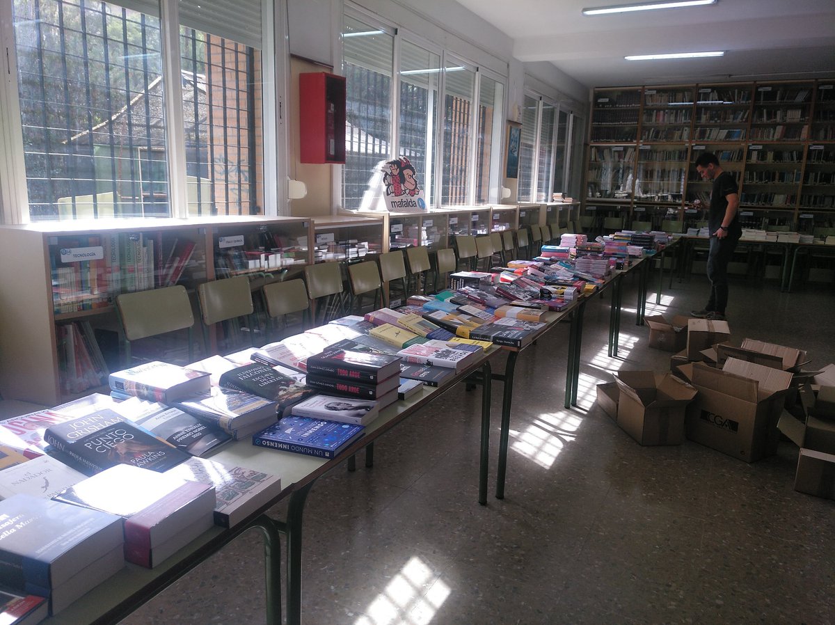 bibliojuande's tweet photo. Últimos preparativos de la Feria del Libro. Os esperamos con una oferta variada de libros y actividades @iesjdmairena @LibreriaPalas https://t.co/fQwmH9p3ve