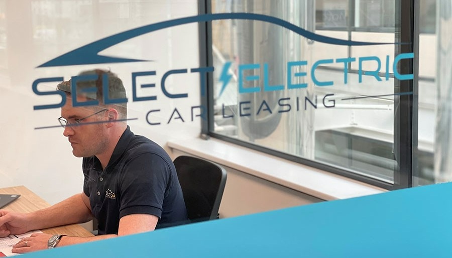 nextgreencar's tweet photo. Select Car Leasing has announced an expansion of its #electricvehicle division. @SC_Leasing launched a dedicated ‘Select Electric’ presence in 2019, and has doubled the number of staff who have a primary focus on #PureElectric vehicles.

Find out more  👉  https://t.co/XQMNXGtfi6 https://t.co/lkAldpmvfR