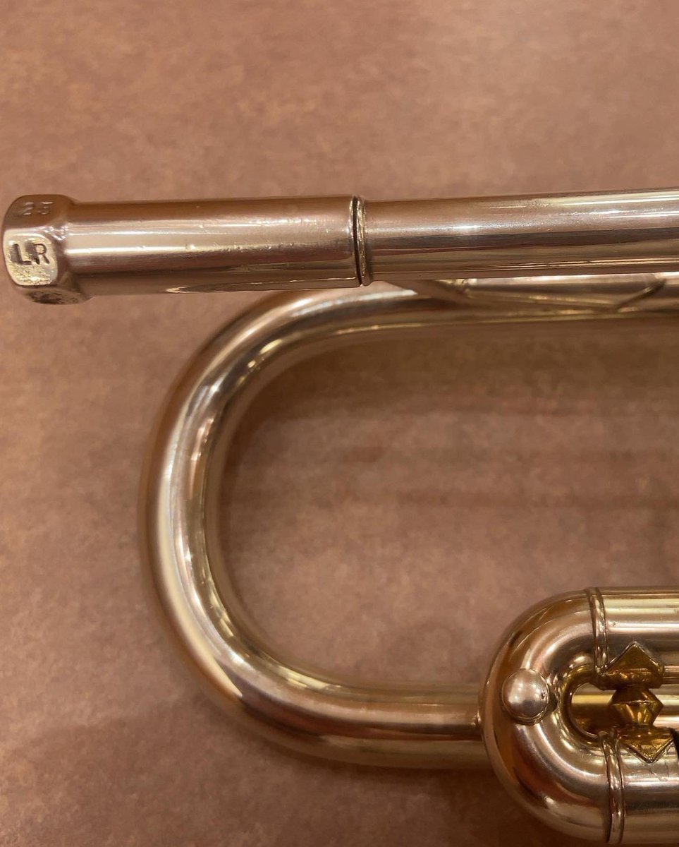 KinichiFurukawa's tweet image. 今更ながら、今回も活躍頂いたメインのストラド🎺さん。
カタログモデルには無い彫刻をアピールさせて頂きます🤗
ベルの金メッキは別料金💵
#bach #bachtrumpet #bachbrass #bach180s37 #bach180ml37sp #bachlr180ml37sp #インナーゴールド #bachunionline #ユニオンライン #unionline