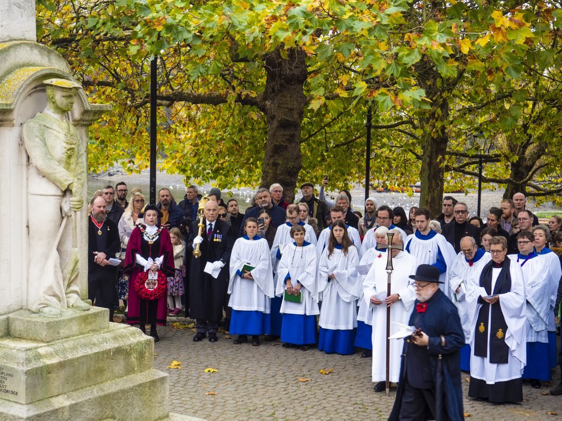 LBRUTMayor's tweet photo. Dep. Mayor accompanied by her Consort Jack laid a wreath at Richmond War memorial yesterday #RemembranceSunday an honour to commemorate those who paid the ultimate sacrifice #lestweforget2022 So good to see younger attendees &amp; thanks to Revd Cannon Roest for a thoughtful service https://t.co/7vJ0jCej3x