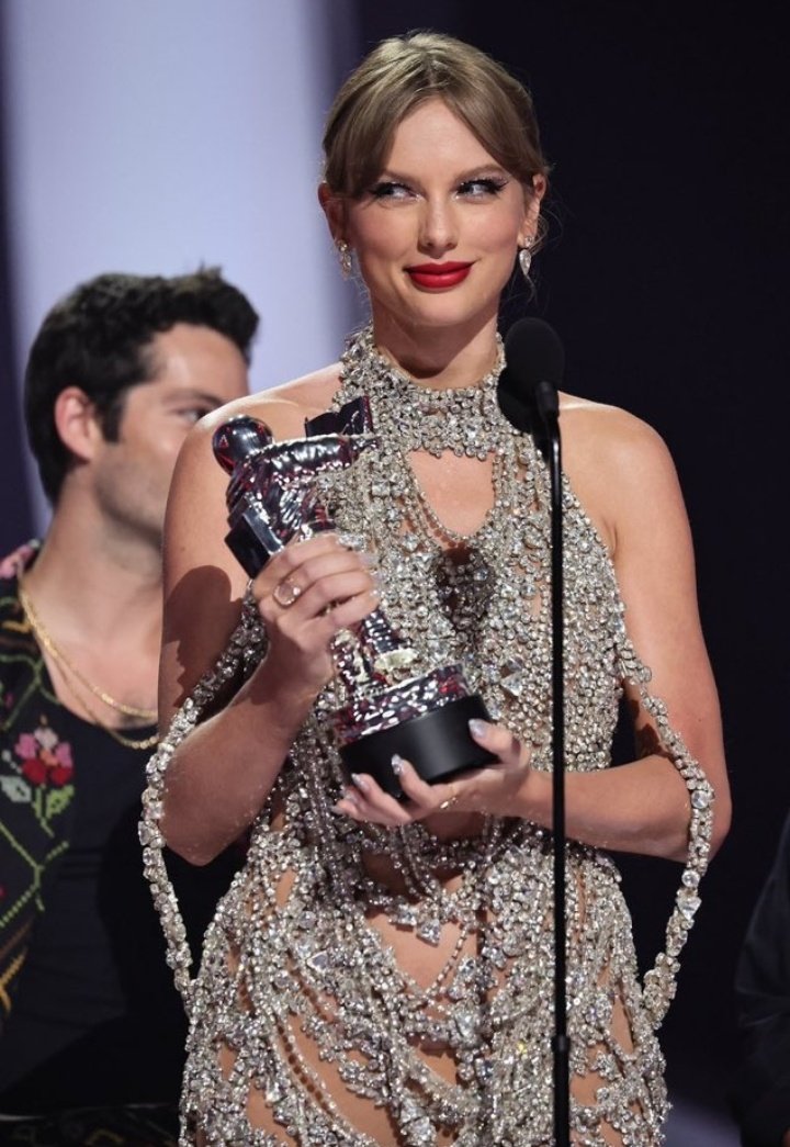 VigilanteVera13's tweet image. THERE IS ONLY 20 HOURS LEFT TAYLOR IS LOSING🚨

HOW YOU CAN HELP:
1. SHARE THIS TO ALL YOUR GCs
2. RT AND REPLY 22× WITH 
&quot;I&apos;m voting for Taylor Swift for Artist of the Year at the #AMAs   &quot;
3. VOTE ON THE WEBSITE 

DO ALL THESE STEPS IF YOU WANT ANOTHER MOMENT LIKE THIS