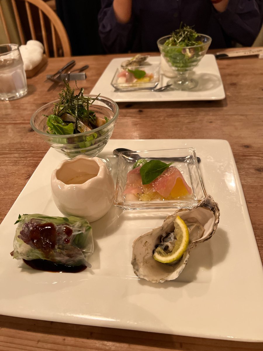 mass_shiho's tweet photo. 土曜日に友達からディナーに誘われてついて行ったらめっちゃオシャレなお店でお料理も美味しいねーとか言いよったら8時くらいにお店の中が暗くなって、え？もう閉店？て思いよったらバースデープレートがでてきた🙈何歳になっても嬉しいもんだね(〃∀〃)ありがとう🫶🏻✧︎ https://t.co/qIA8AaPLMf