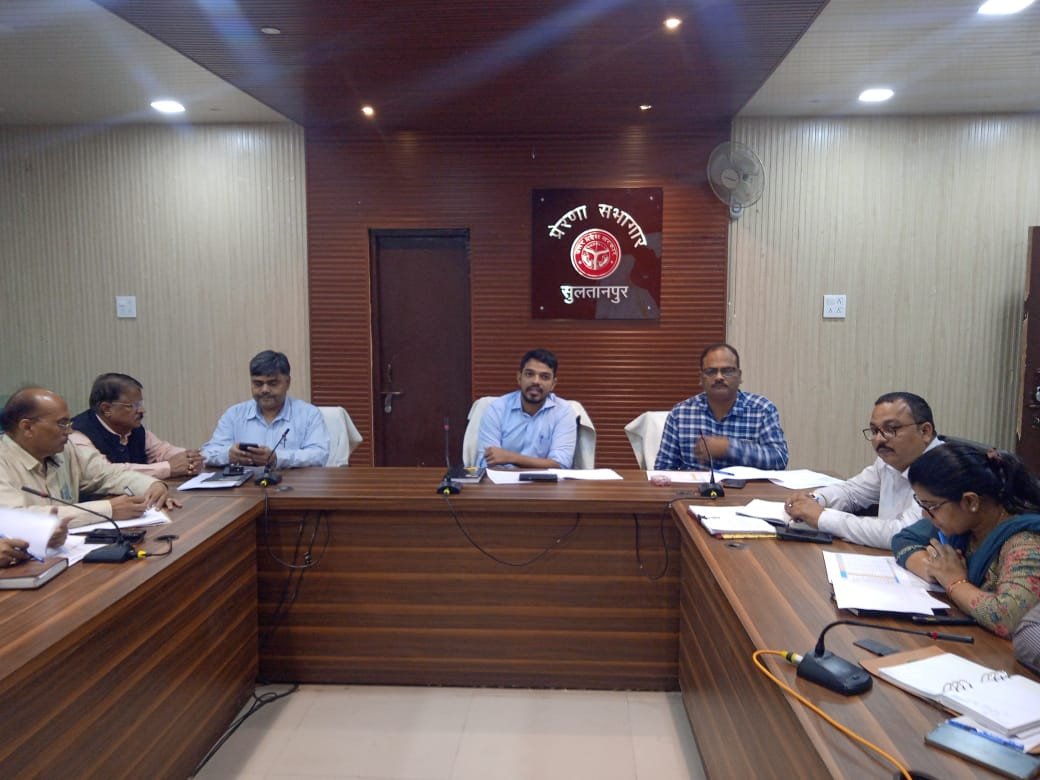 CdoSultanpur's tweet photo. समस्त खण्ड विकास अधिकारी एवं समस्त अधीक्षक, सामुदायिक स्वास्थ्य केन्द्र जनपद सुलतानपुर की गोल्डेन कार्ड के प्रगति की समीक्षा बैठक की गयी, जिसमें तीव्र गति से क���र्य करते हुये शत-प्रतिशत आयुष्मान गोल्डन बनाये जाने हेतु सम्बन्धित को दिये गये आवश्यक निर्देश। https://t.co/att9oZJqGT