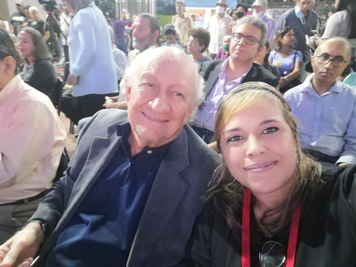 Uno de los mejores regalos que me llevo de la Filven es el libro de los "Somaris" del maestro Gustavo Pereira, con su hermosa dedicatoria y sus dulces palabras:

"¡Rocío! Tu padre fue un gran compañero. Siempre le pregunto a Raúl por ti".

Gracias por su poesía y por su amor ❤️