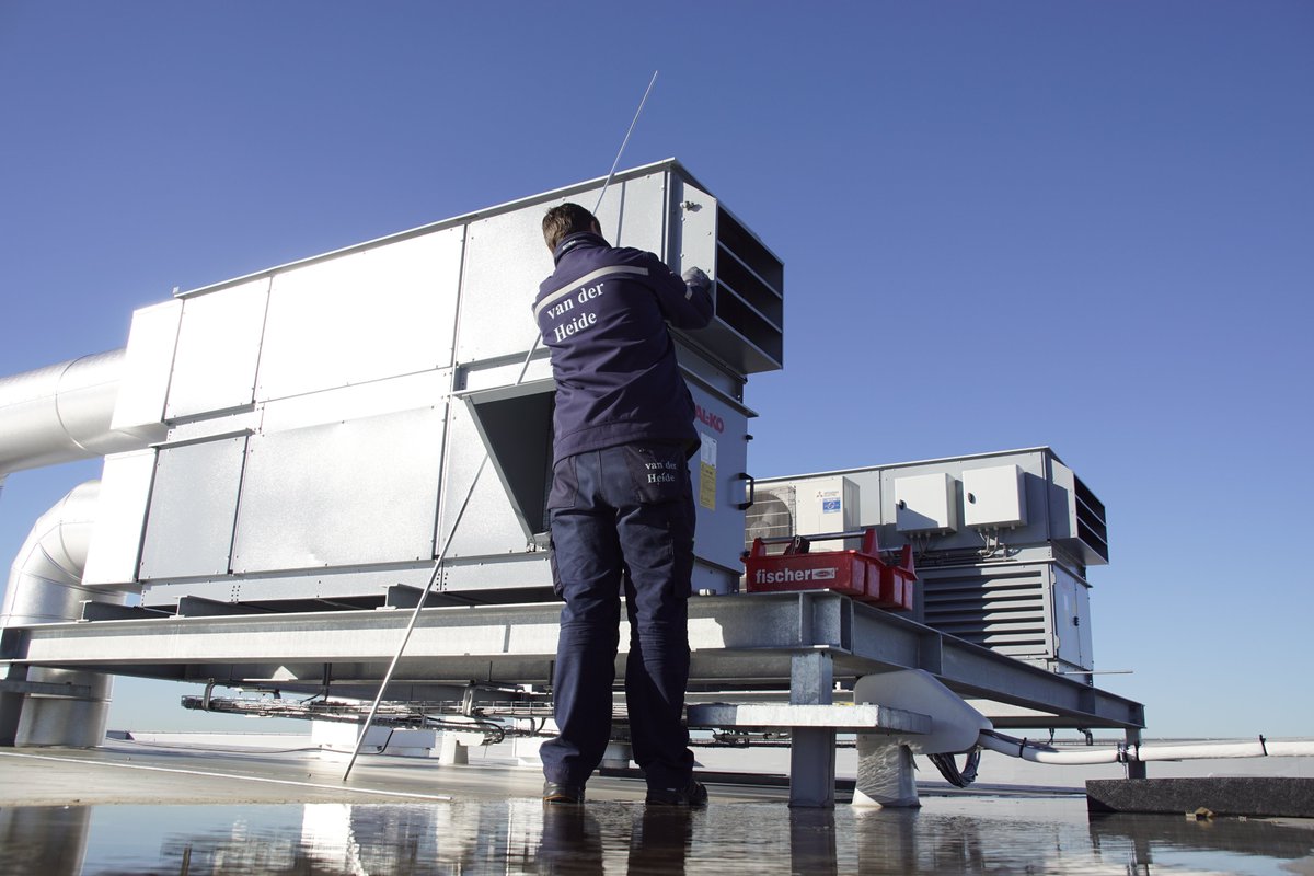 Onherkenbaar? Hij is het echt: onze Xander. En hij komt op meer daken dan #sinterklaas. Heb jij zin in een #job op grote hoogte? Laat van je horen. #vacature #monteur #bliksem Link in bio.