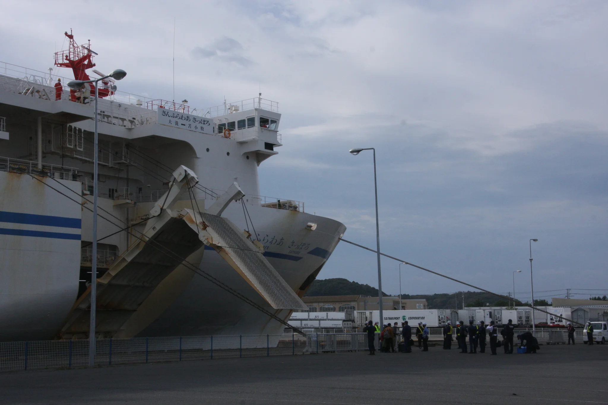 @Arichi_keyaki 昨日、カワサキコーヒーブレイクミーティングで大洗に訪れていてイベント終了後に港に行って偶然撮影出来た写真です。
警察官と保安官が着岸を待機
吉田キャプテンが心配そうに外を見ています。
以上、現場からでした。 