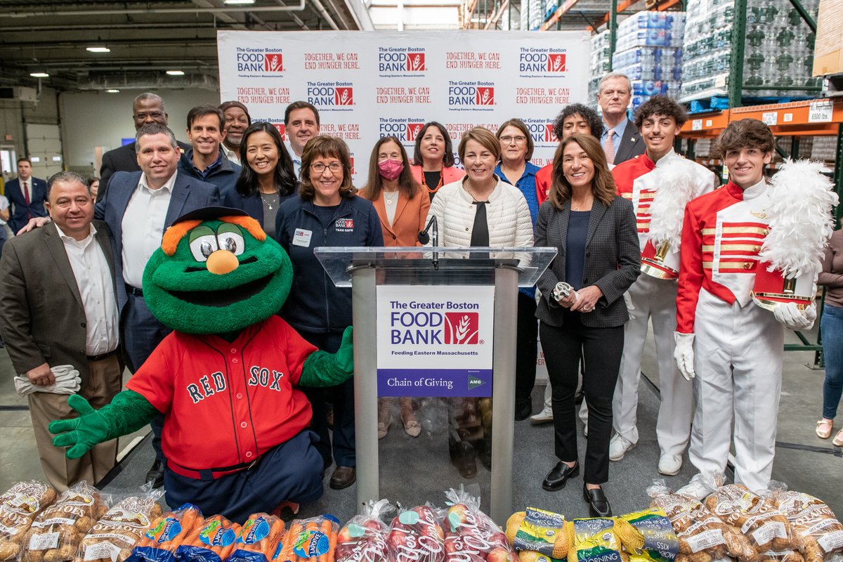 Gr8BosFoodBank's tweet photo. We are deeply grateful for the support &amp; participation of those who joined us for our #ChainOfGiving event, drawing awareness to the critical issue of food insecurity.

Thank you to the many dedicated individuals &amp; organizations who share in our mission to #EndHungerHere. https://t.co/NusimlA7WW