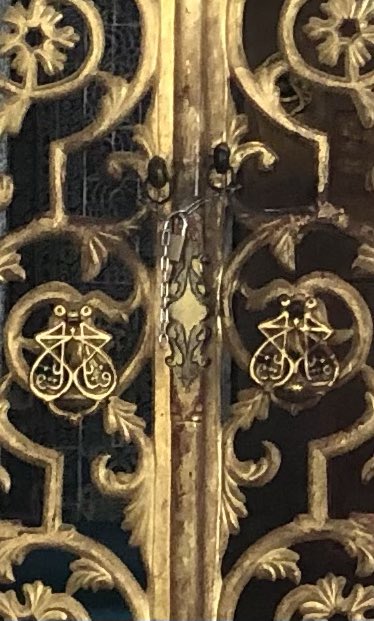 Ayasofya-i Kebir Camii Şerifinde Sultan l. Mahmut tarafından yaptırılan kütüphane, muhteşem kapısı ve “ya Fettah” yazan kapı tokmakları. İnşallah “ya Fettah” niyazı kabul olur da yetkililer kapıdaki zinciri ve asma kilidi kaldırır…