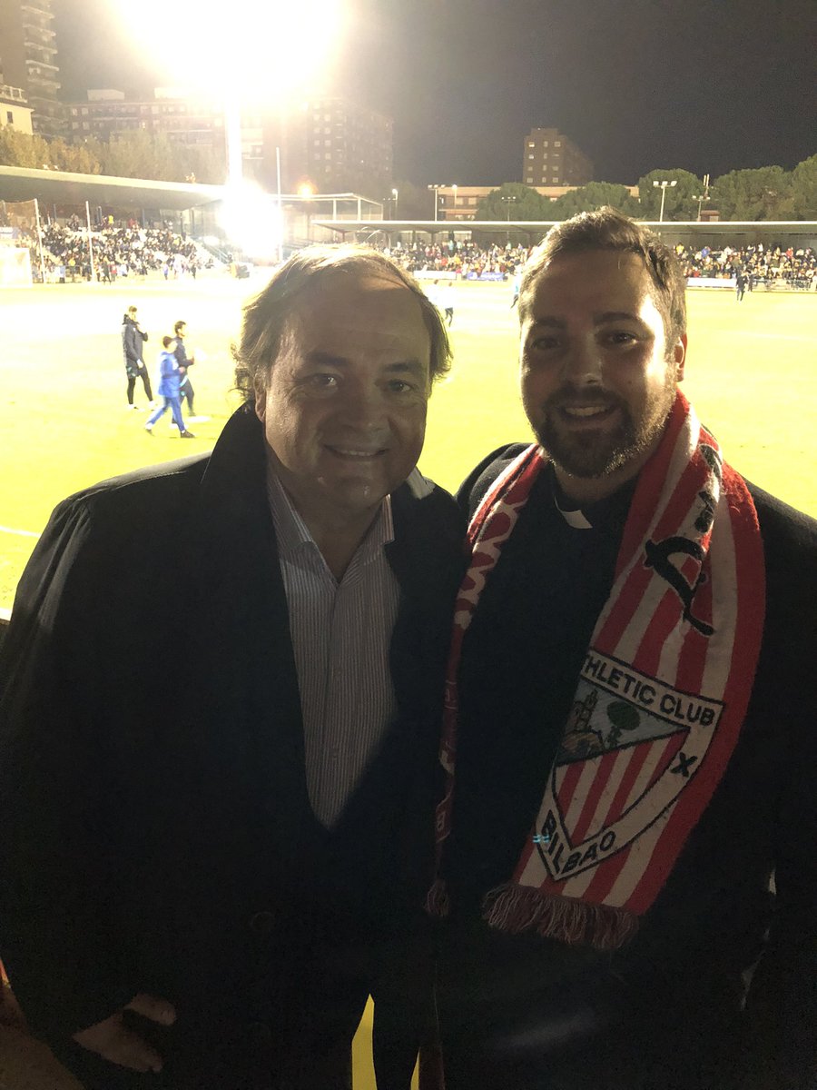 Ayer fui a ver el <a href="/cdcazalegaseb/">CD Cazalegas Élite Ebora Formación</a> - <a href="/RealSociedad/">Real Sociedad Fútbol</a>  con mi bufanda del <a href="/AthleticClub/">Athletic Club</a> 
Mi sorpresa fue la gran familiaridad de todos los txuri-urdines y el gran cariño con el que me trató su presidente.
Grande el fútbol Vasco.