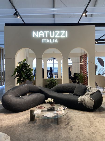 simply_sofas's tweet photo. Glimpses of the #Natuzzi booth C32 at Downtown Design Week 2022, the Middle East’s leading design fair for contemporary and high-quality design which took place from 9 – 12 November 2022 at D3 Waterfront, Dubai Design District.

Visit: https://t.co/WHS198A823

#SimplySofas https://t.co/69ZhaqW0CE
