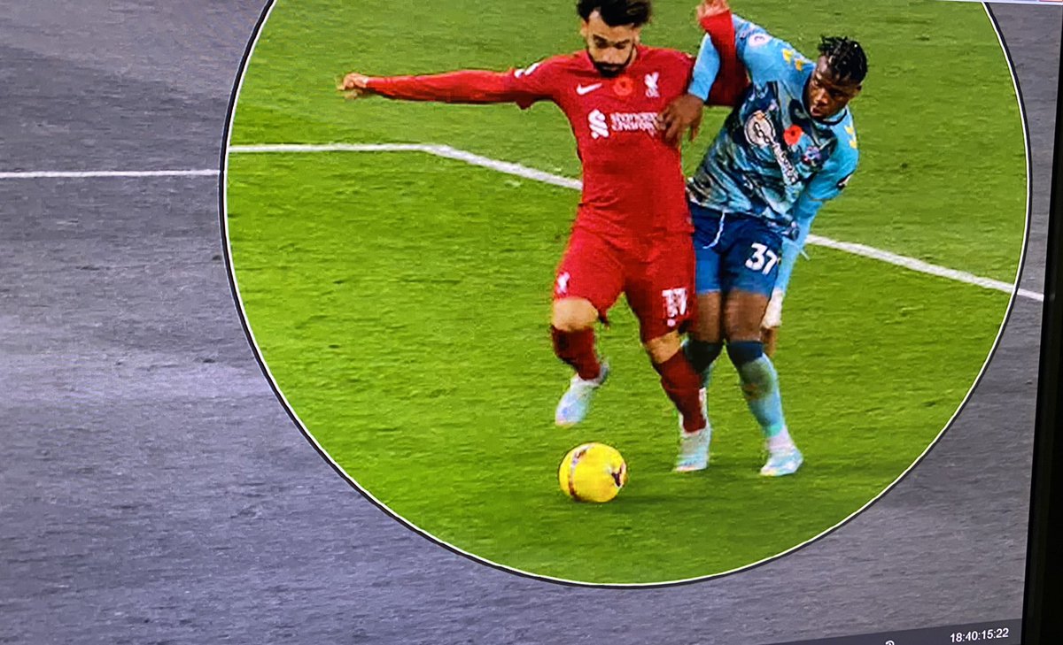 NeilMellor33's tweet image. Mo Salah trying to stay on his feet &amp;amp; get his shot away despite being kicked AND dragged down! Var said no pen 😳🤷‍♂️🤦‍♂️#baffling #var 
📺 Review Show 6.30pm #LFCTV #LiverpoolFC