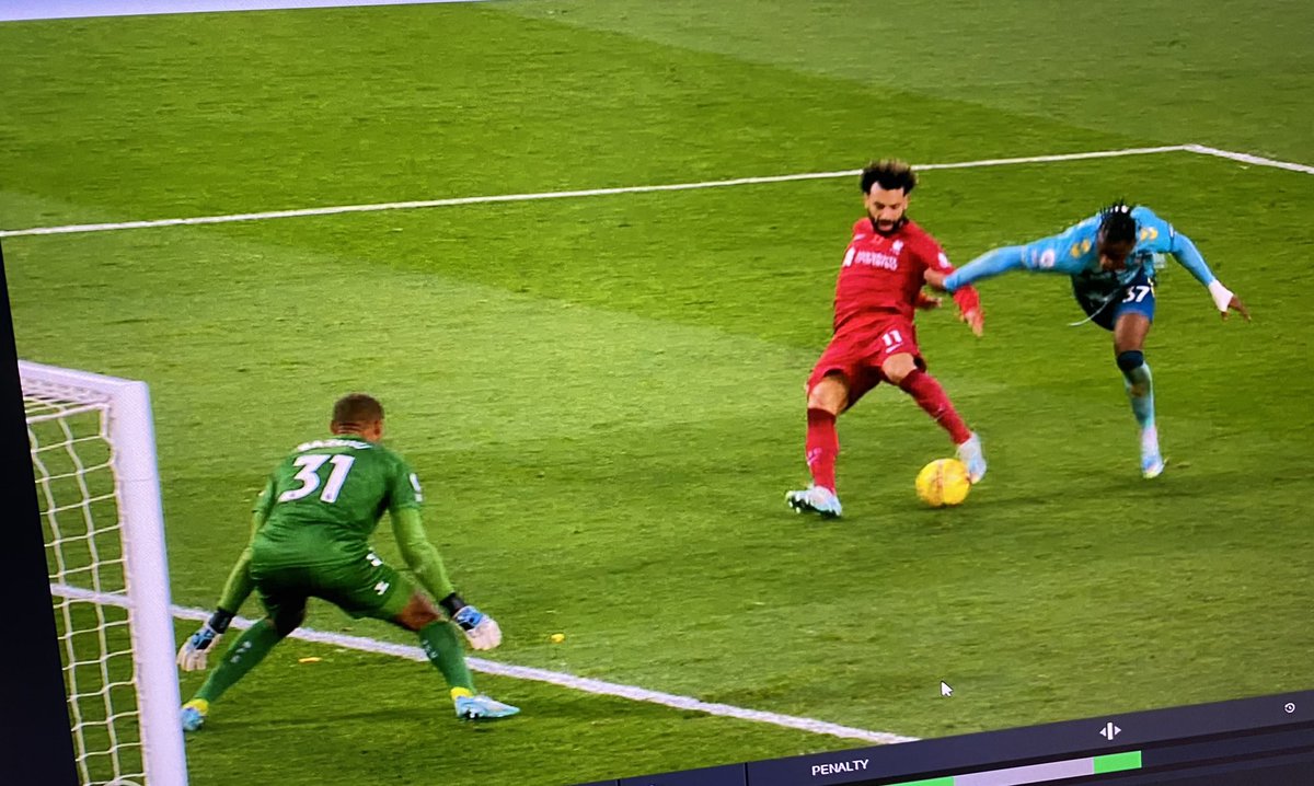 NeilMellor33's tweet image. Mo Salah trying to stay on his feet &amp;amp; get his shot away despite being kicked AND dragged down! Var said no pen 😳🤷‍♂️🤦‍♂️#baffling #var 
📺 Review Show 6.30pm #LFCTV #LiverpoolFC