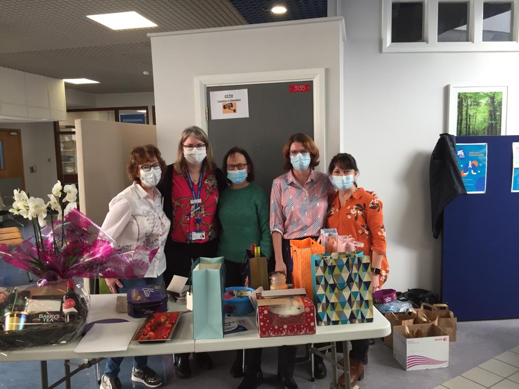 GeorginaKilcoy3's tweet photo. Lung 🫁 Cancer Awareness Day in #SligoUniversityHospital 

Please sign petition below ⬇️⬇️

"if you have lungs you can get lung cancer"

#LungCancerAwarenessMonth #knowthesymptons 
#teamSUH 🍰🎟️

Well done to everyone involved! https://t.co/pO8EnYZTAT