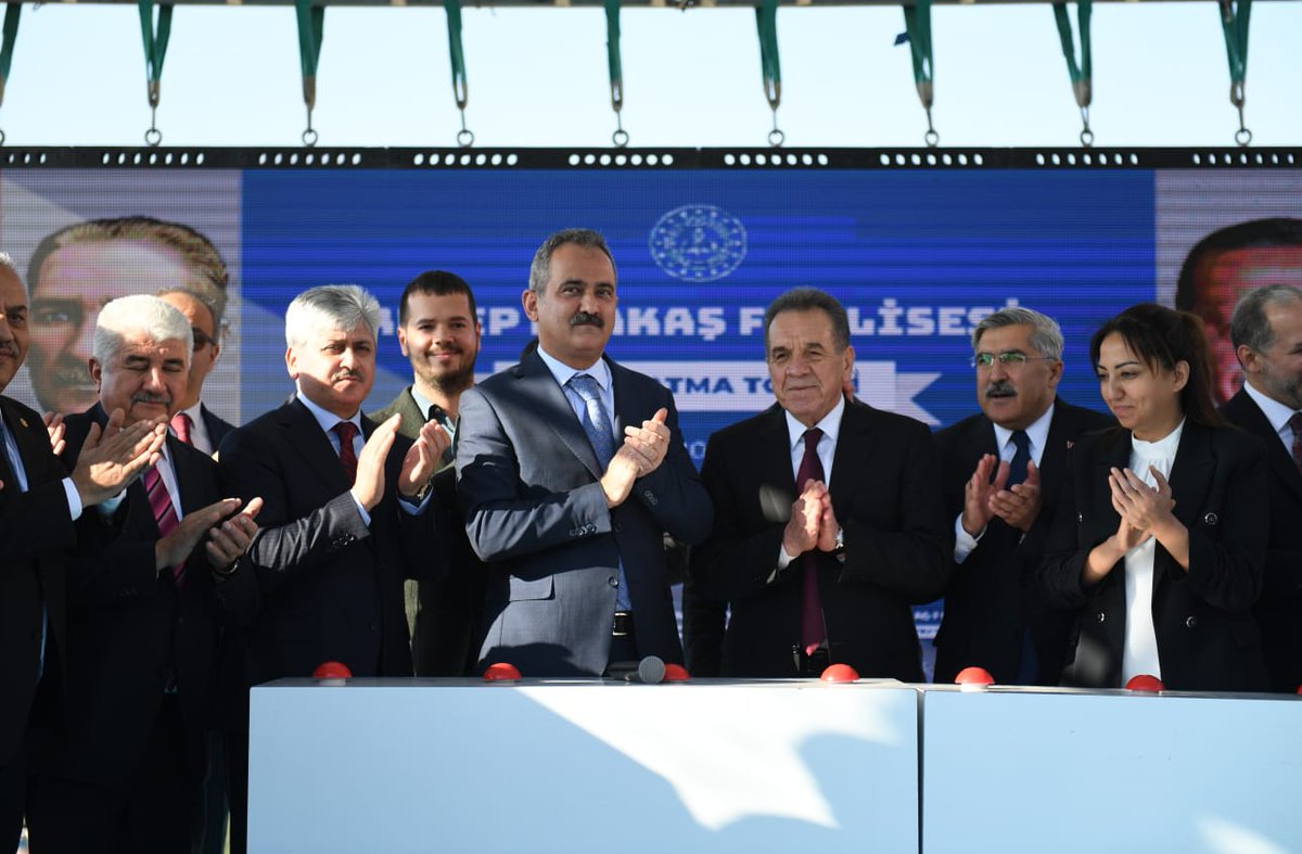 Bakan Özer, Hatay Kırıkhan’da Fen Lisesi Temel Atma Törenine Katıldı

"Çocuklarımızın içinde bulundukları lokasyondan, sosyoekonomik arka planlarından bağımsız şekilde en nitelikli eğitime erişebilmesi, tek isteğimiz."

👉meb.ai/PEdwxV