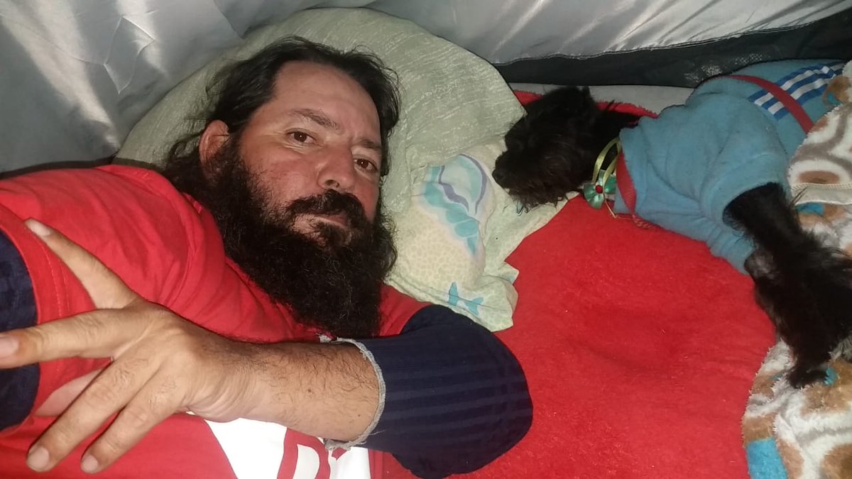 580diass's tweet photo. Companheiro Cabelo com sua cachorrinha Resistência. Do acampamento para rapa do Planalto, essa Será a história da mascote do acampamento.

580 dias não foi brincadeira, ninguém vai apagar nossa Histórias.

#Lula @gleisi @JanjaLula @LulaOficial  @ptbrasil https://t.co/qMJ0I0cSSY