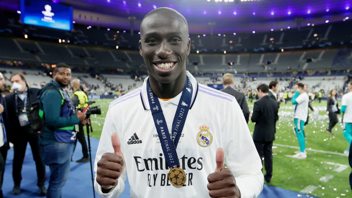(fan) REAL MADRID FANS 🤍 tweet media