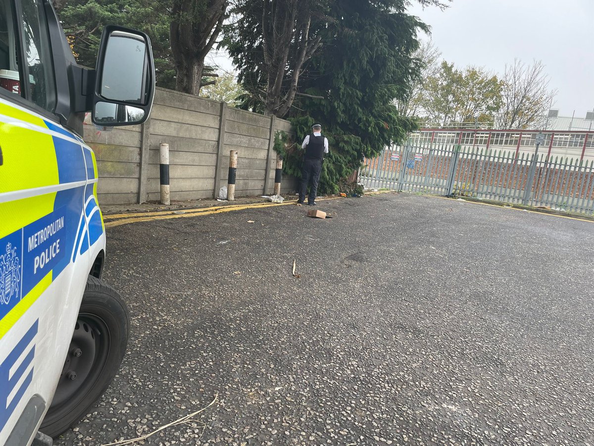 MPSBarkDag's tweet photo. #CrimeEnforcementTaskForce officers have been conducting weapon sweeps in #MillardTerrace and #Heathway and pleased to report nothing found. @lbbdcouncil
#opsceptre 1790EA https://t.co/OAhjiTk6Dr