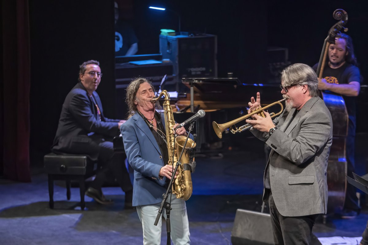 🌟 Big Band Classijaz cerró ayer con su actuación en el auditorio Maestro Padilla el Festival 𝐴𝑙𝑚𝑒𝑟𝑖 𝐽𝑎𝑧𝑧.

🎷 Jorge Pardo revivió en la tarde noche de ayer parte del proyecto “Huellas”, con la participación del trompetista David Pastor,

#Almerijazz <a href="/WindCruz/">Diego Cruz</a>