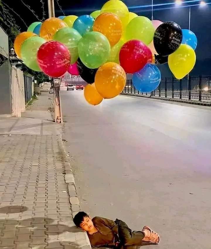 *سردی سے کانپتے ہوے زندہ جسم پر چادر ڈالنا*
*قبروں پر چادر ڈالنے سے لاکھوں درجہ بہتر  ہے* 💔😔