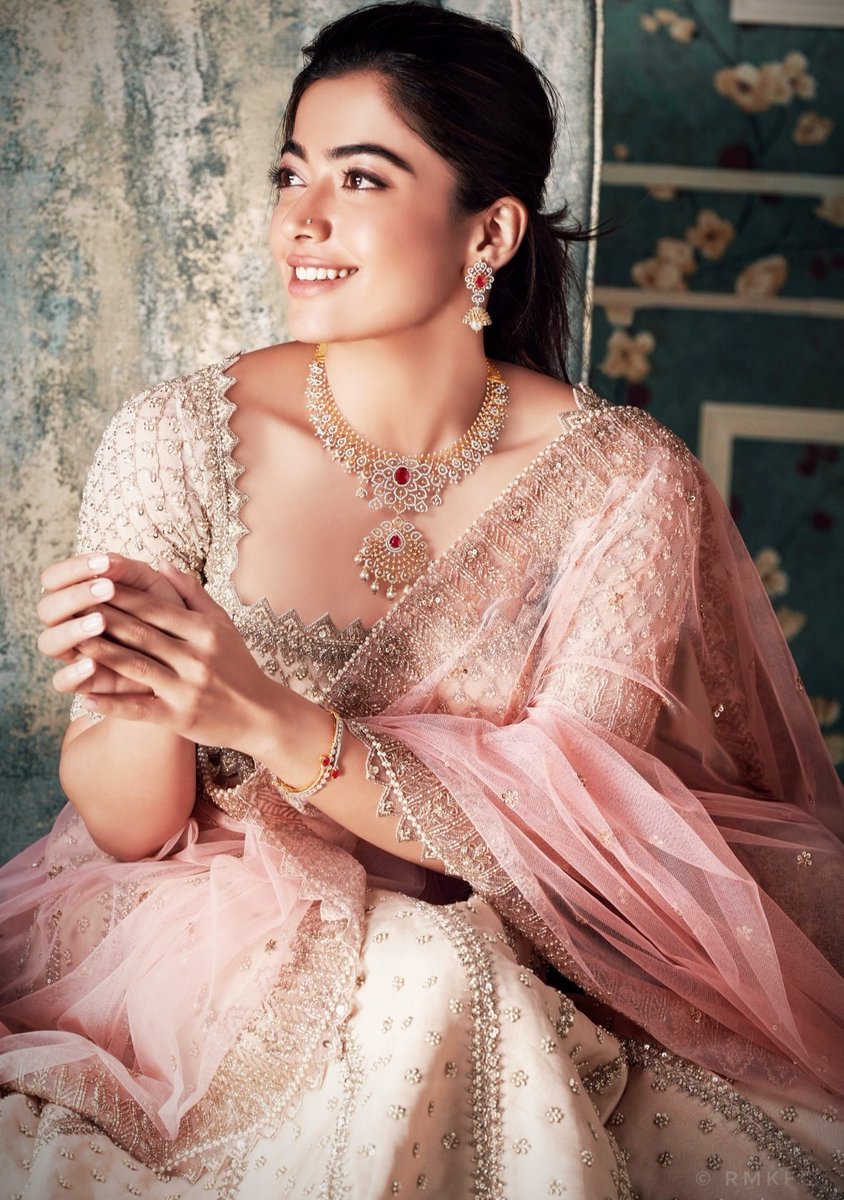 Aabhushanamm's tweet image. Rashmika Mandanna wearing lovely Diamond Necklace set with center ruby stone along with matching Pearl drop earrings

#diamondnecklace #diamondnecklaceset #diamondearrings
#rashmika #rashmikamandanna #rashmikamandannafc
