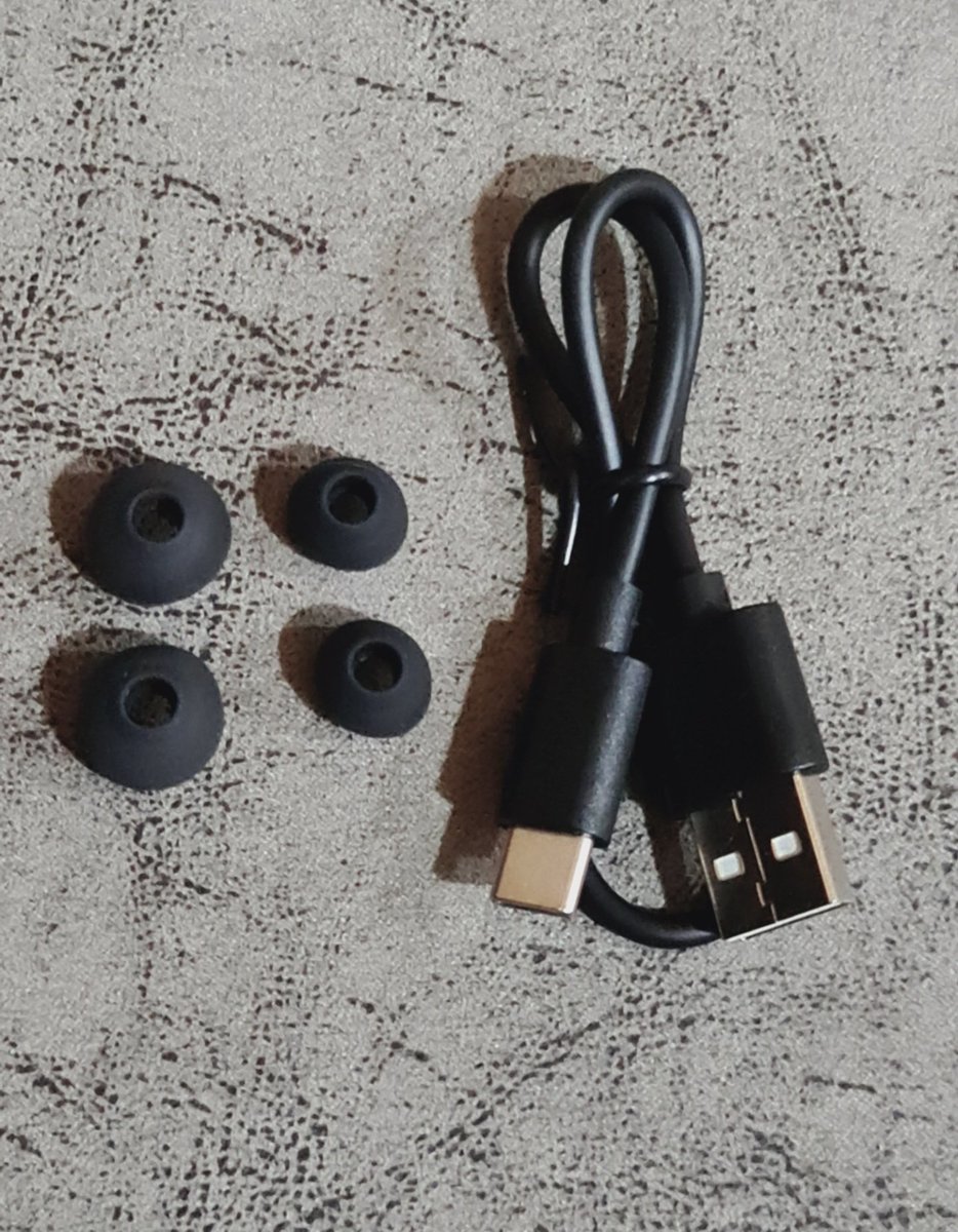 beingamyy's tweet photo. Love the sleek compact designer case and ear buds are so comfortable and fits in the ears so well. I use these ear buds during works out , outdoors  or jogging . It does the best job and the best thing is that it is wawaterproof. #peatopearbuds https://t.co/HciJX1RZje