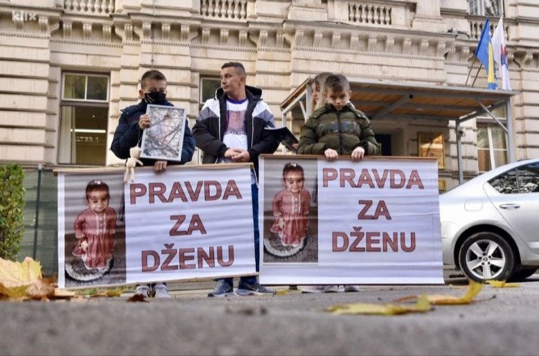 Zašto ova tužna porodica stoji sama? Išla sam u search da vidim koliko je puta spomenuta danas na TW, na godišnjicu svoje smrti, do danas nerazjašnjene. Kolege novinari, prijatelji, ljudi dragi...čemu šutnja? Postoji valjda nešto veće od svega, a to je čast, srce, suosjećanje.